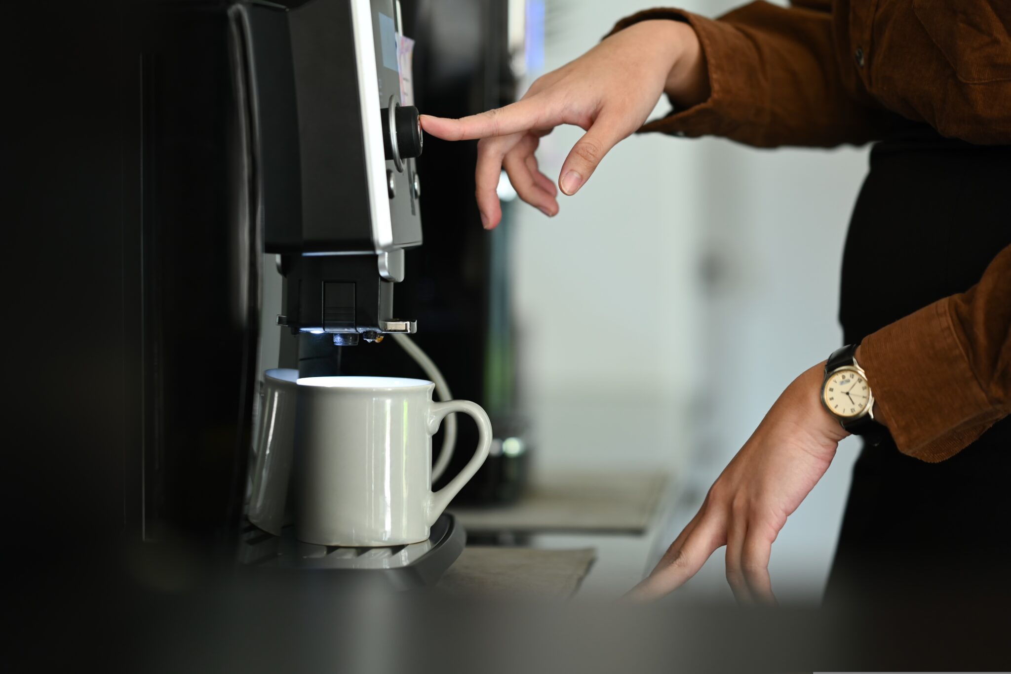 Closeup,Business,Woman,Using,Coffee,Machine,In,The,Office.