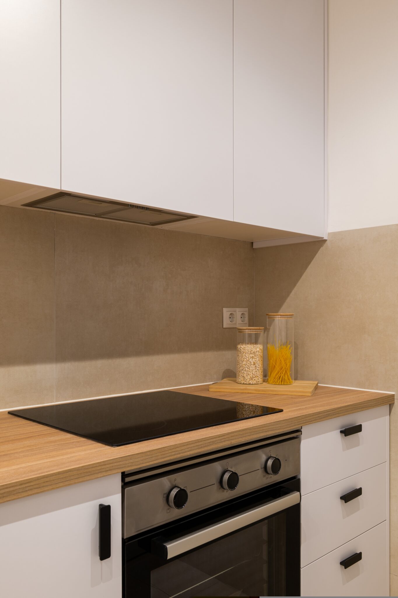 Minimalist,Kitchen,Close-up,Of,Cooktop,And,Oven,With,Wood,Countertop,